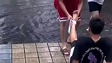 男孩拖鞋滑进脚脖拔不出