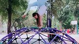 公园里表演绝活的美女，这是怎么做到的太厉害了吧！