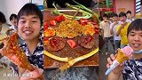 农村小伙用石板做西餐有西红柿牛肉拉面