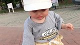 宝宝1岁了，刚学会走路，不敢自己走的怂肉蛋，哈哈！