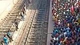 印度搭火车的情景，像不像双十一疯狂剁手的人潮