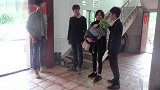 妹妹未婚生子，娘家人成了村里笑柄，两年后来个人敲门，都愣了