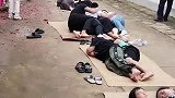 村民躺在路中间，等待神明从头上经过