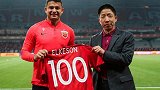上港英雄！赛前球队为埃尔克森送上100场纪念球衣