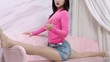沙发上的一字马表演，姑娘的绝活真有艺术感！