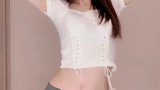 紧身裤美女小姐姐即使是微微发福的身材，依然可以好好打扮
