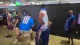 赛后佛得角球迷用佛得角国旗做出西班牙斗牛士动作庆祝