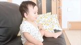 小宝宝乖乖坐着看电视，跟着电视手舞足蹈的样子萌翻了！