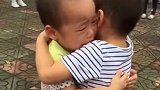 最纯真的友谊，开学没和小伙伴分到一个班，两个萌娃开始抱头痛哭