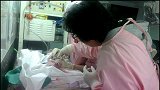 给刚出生宝宝剪脐带是什么样子的产床上妈妈见不到的一幕