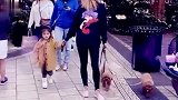 陈冠希姐姐带侄女逛街Alaia扎丸子头穿风衣打扮超酷