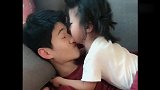 小宝宝日常和爸爸腻歪，当妈妈的快吃醋了