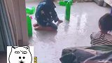 萌娃洗衣液自制溜冰场，妈妈在线求助