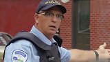 警察玩悠悠球竟打碎了警车车窗，看得路人一脸惊讶