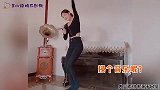 赵奕欢穿紧身衣跳舞尽显好身材，拿锅盖当扇子，网友：认真的吗