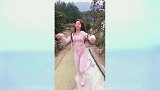 甜美可爱的小姐姐，即使是休闲装也能搭配出好身材来