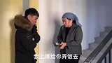 丈夫捡个乞丐当妈养，妻子怒提离婚，3年后再见面，妻子悔断肠