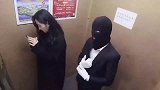 电梯测试，美女最后这举动，攻击性不高，侮辱性却极强！