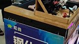 男子看贴膜只要10块钱，结果贴完却被收140块，被套路了这是！