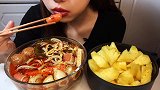 美女深夜放毒直播吃过桥米线，吃得好香好诱人啊！