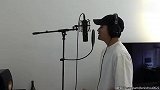 周兴哲唱《爱我的时候》《你的婚礼》插曲 左手晒痕成焦点