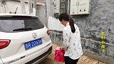 农村小媳妇去二嫂家，二嫂给200元钱，为啥还给两双红袜子？