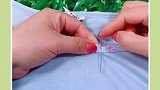 衣服领口改造小技巧来了，看完视频的你学会了吗？快去试试吧