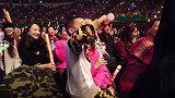 陈小春演唱会宣老婆怀二胎，台下应采儿大方摸肚，小小春手舞足蹈