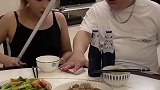 一个月就一天能舒服点，还让媳妇给套路咯夫妻日常 搞笑
