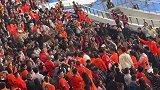 海港球迷进入泰山球迷看台区 被安保护送离开