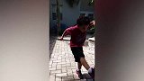 男孩给猫咪表演跆拳道，没想到却遭到了猫咪的袭击，太逗了！