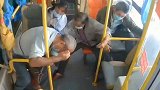江西一公交车侧翻车窗玻璃瞬间脱落 未系安全带老人直接被甩出