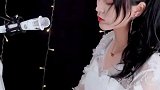 当她谈起钢琴那么溜歌唱的那么动听才知道我误解了她的美