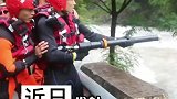 村民冒雨上山采茶，被困山里消防员紧急打绳桥施救