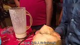 印度小哥制作椰子奶昔，展示高超倒牛奶技术，堪称神之手