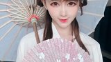 小姐姐的这把扇子很特别，能借我几天吗？