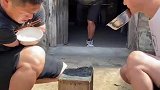 兄弟三人只有一条胳膊，三人勇敢坚强的面对生活