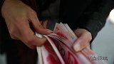 大妈路上现金散落，遭路人哄抢，小伙子一个善举感动人心！
