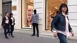 国外街头恶作剧，男子伪装成模特恶搞路人，真的是太坏了
