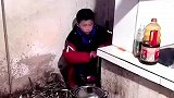 孝顺小男孩为下夜班的爸爸热好饭菜