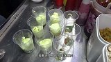 大叔卖“超多料”冰激凌，6块1杯，当地食客边吃边点头！