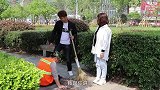 美女当街羞辱环卫工人，男友的做法真是大快人心