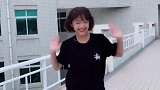 这个姑娘也太可爱了吧，帽子都甩掉了，简直不要太喜欢了！
