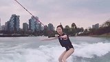 小姐姐挑战极限冲浪，在海上自由自在的样子，太美了！