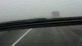 太惨烈了-上百辆车高速追尾-美女飞速逃亡