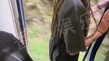女子火车上大展绝技，同行朋友也跃跃欲试，这难道上演的是“消失的她”？