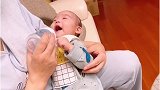 小宝宝到了厌奶期，不管妈妈怎么喂，宝宝都一脸嫌弃的表情！
