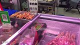 阿远和儿子在家涮火锅，羊肉买了2盒，四个人差点不够吃