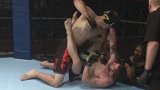 外国小伙被对手骑到身上砸拳，招架不住裁判及时终止