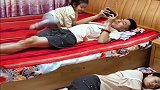 老婆和老公冷战，小棉袄向着谁呢结果万万想不到！